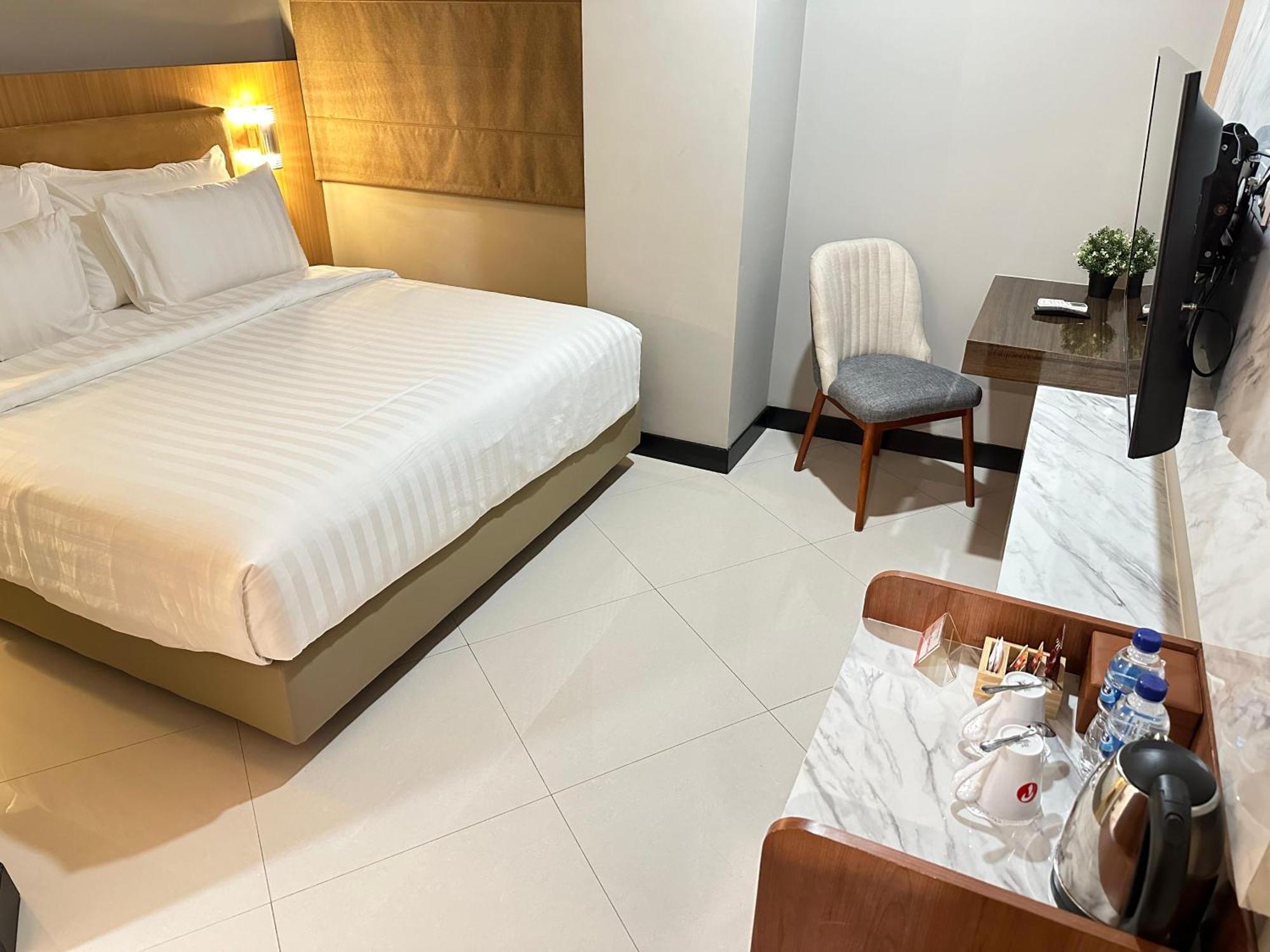 D'Primahotel Jemursari Surabaya Exterior foto